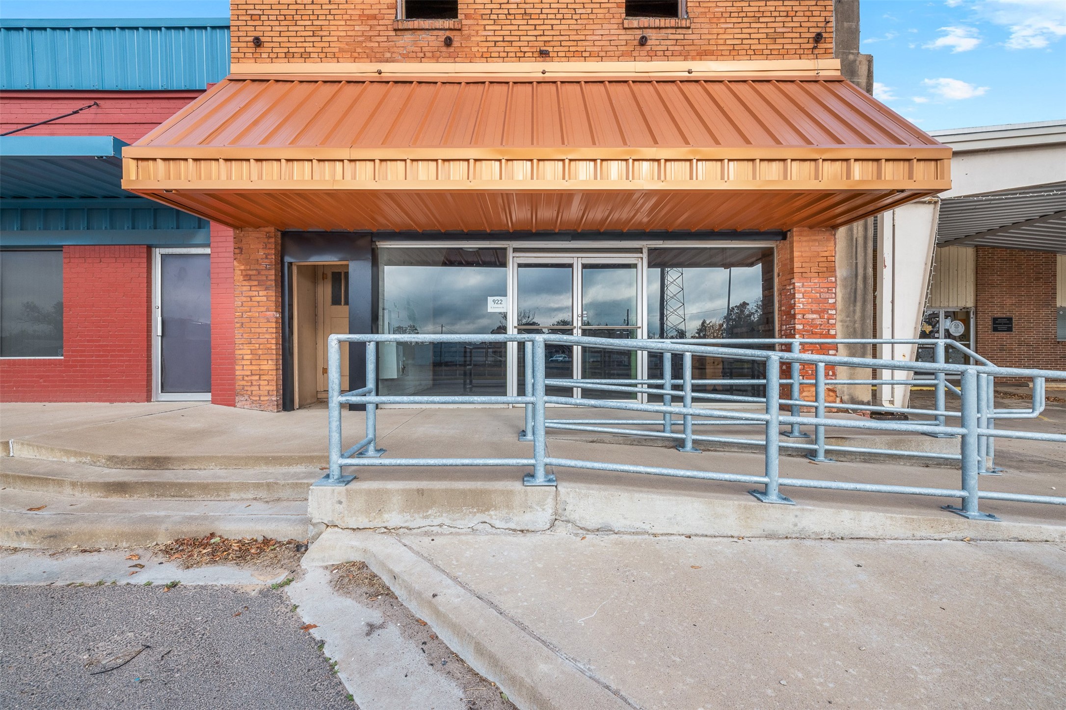 922 East Commerce Street Buffalo, TX 75831 - Photo 4 of 26 a view of a house with a window