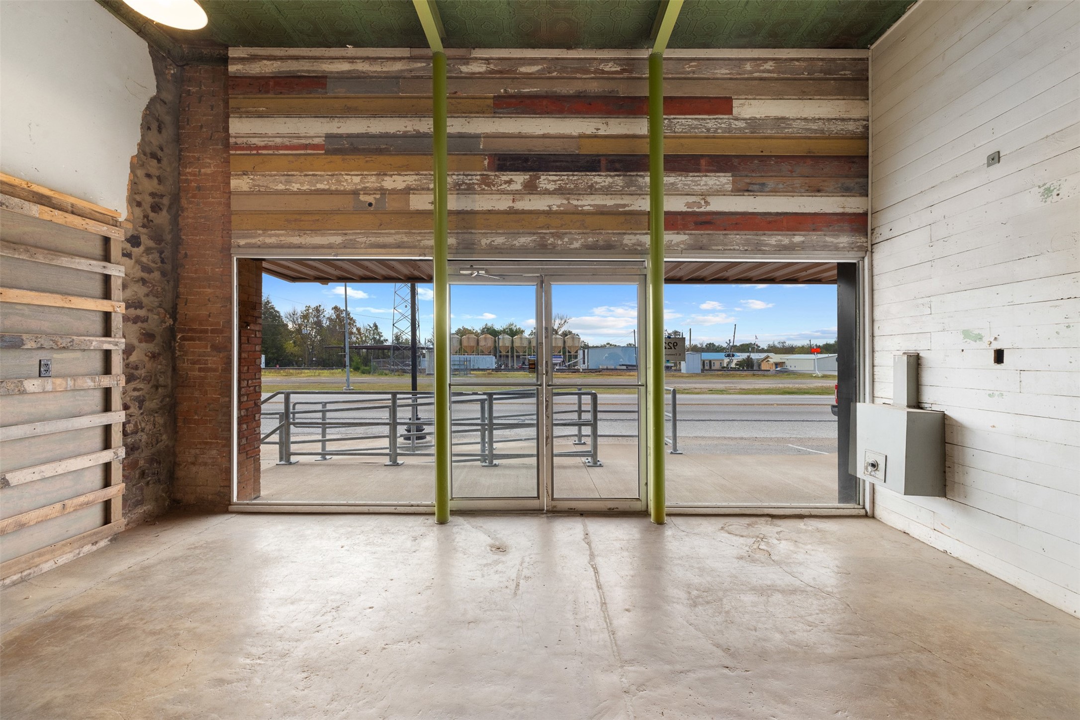 922 East Commerce Street Buffalo, TX 75831 - Photo 6 of 26 a view of a room with a garage