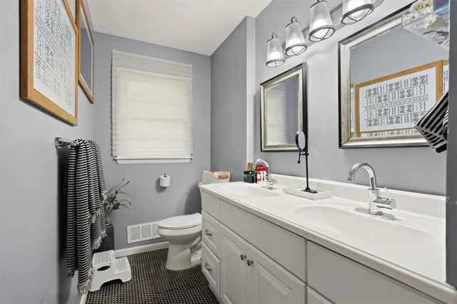 $289,000 | 7104 North Baltimore Avenue, Gladstone, MO 64118