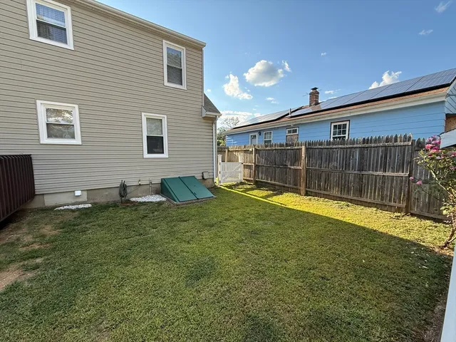 a view of a backyard