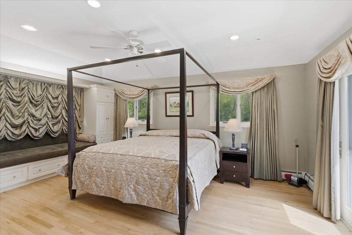 520 Merri Oaks Road Barrington Hills, IL 60010 - Photo 18 of 43 a bedroom with a bed and a mirror