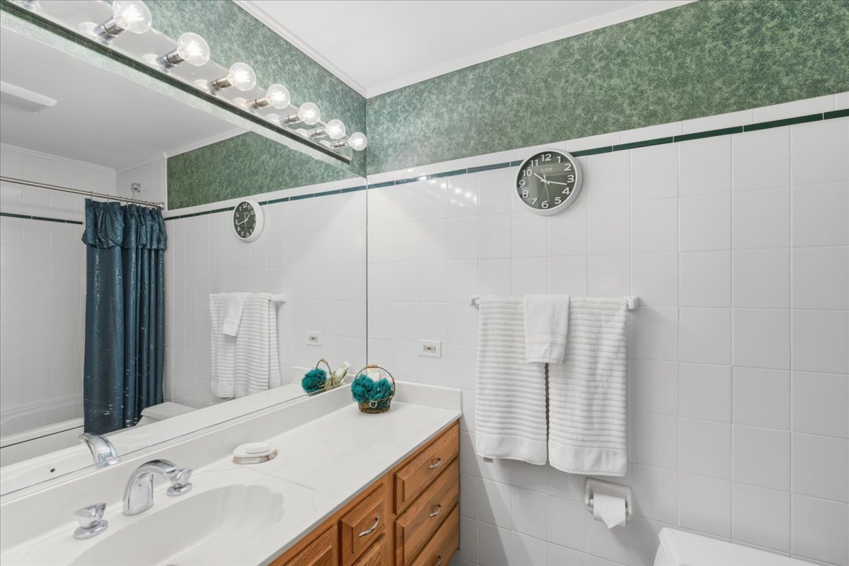 520 Merri Oaks Road Barrington Hills, IL 60010 - Photo 21 of 43 a bathroom with a sink and a mirror