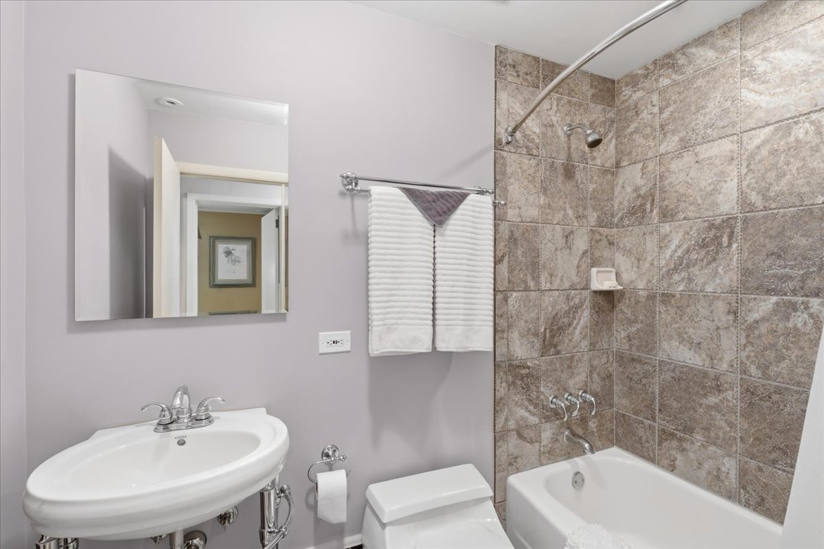 520 Merri Oaks Road Barrington Hills, IL 60010 - Photo 22 of 43 a bathroom with a sink a toilet and bathtub