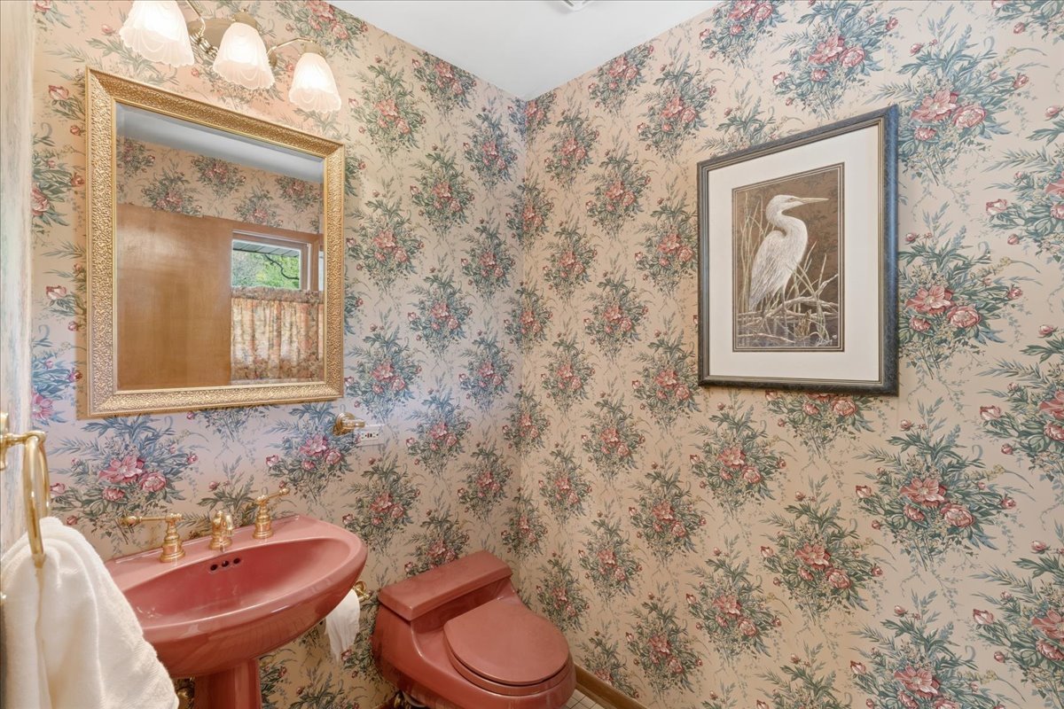 520 Merri Oaks Road Barrington Hills, IL 60010 - Photo 23 of 43 a bathroom with a toilet and a sink