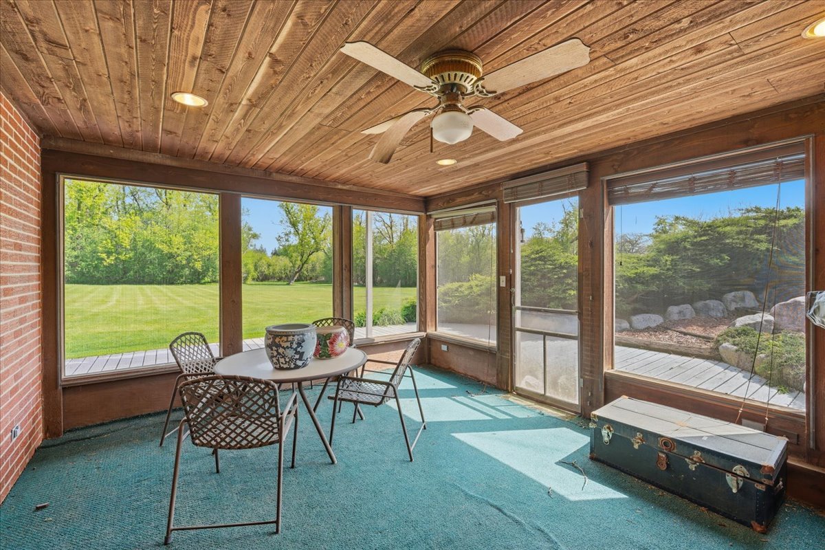 520 Merri Oaks Road Barrington Hills, IL 60010 - Photo 26 of 43 a living room with furniture and a large window