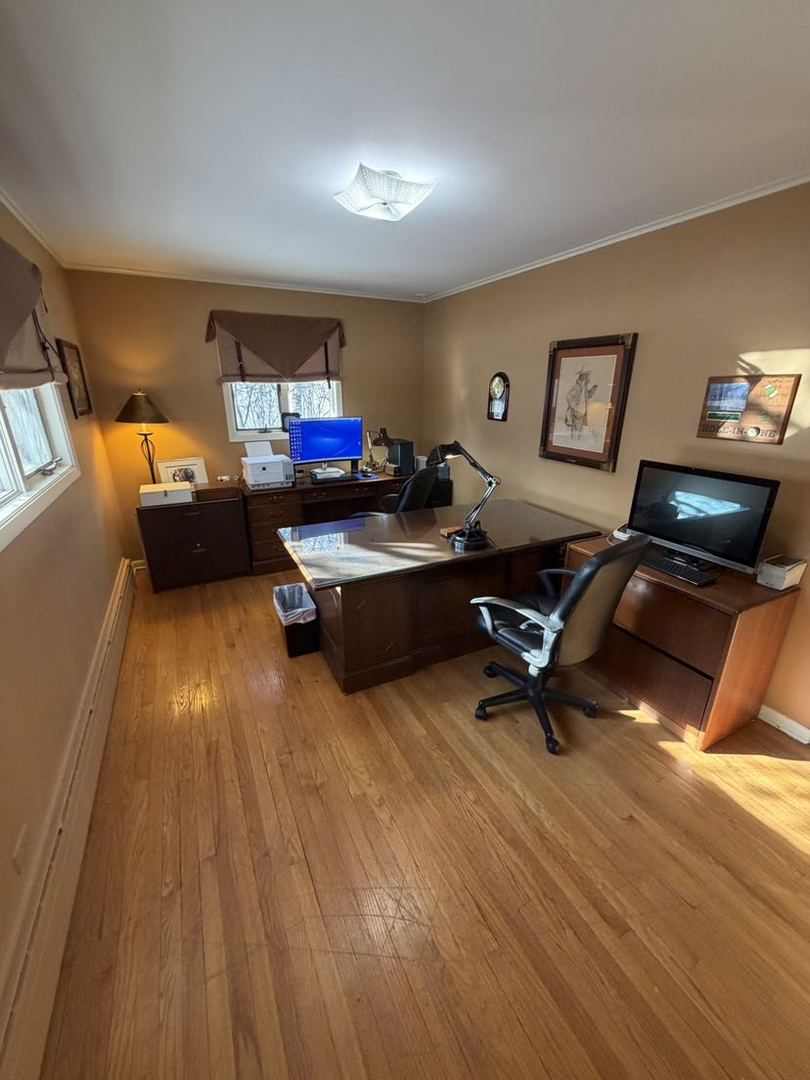 520 Merri Oaks Road Barrington Hills, IL 60010 - Photo 28 of 31 a living room with furniture and a wooden floor