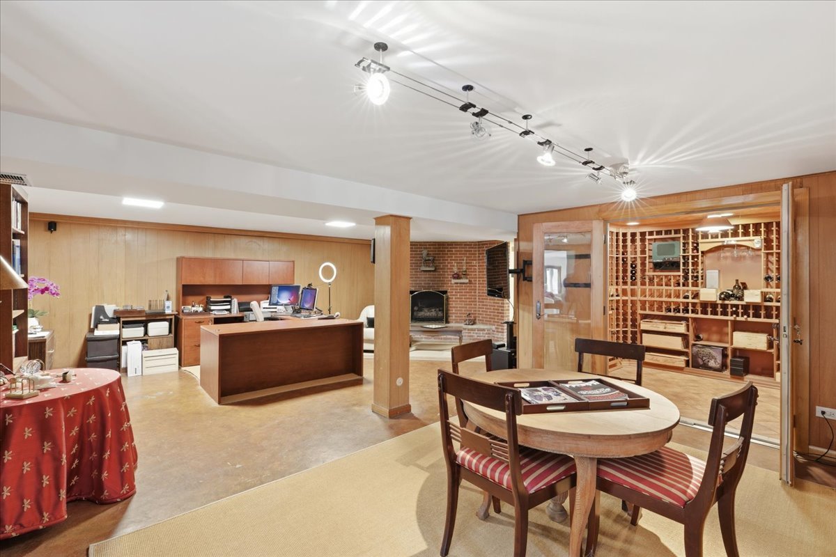 520 Merri Oaks Road Barrington Hills, IL 60010 - Photo 28 of 43 a large kitchen with a table and chairs