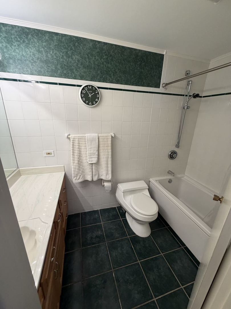 520 Merri Oaks Road Barrington Hills, IL 60010 - Photo 29 of 31 a bathroom with a sink a toilet and a shower