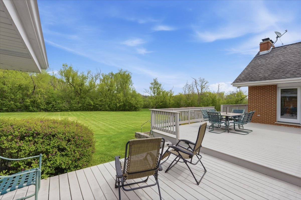 520 Merri Oaks Road Barrington Hills, IL 60010 - Photo 33 of 43 a view of a table and chairs on the roof deck