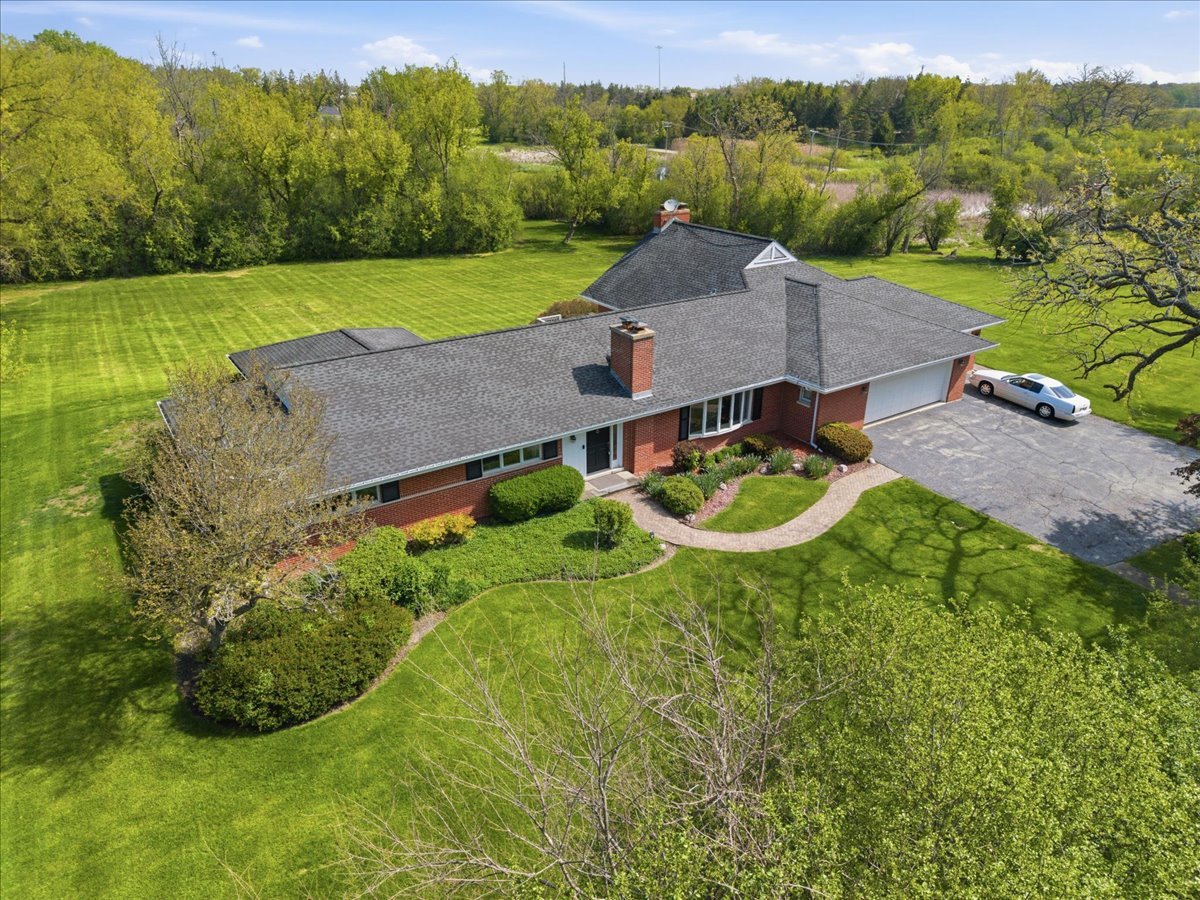 520 Merri Oaks Road Barrington Hills, IL 60010 - Photo 40 of 43 an aerial view of a house with garden