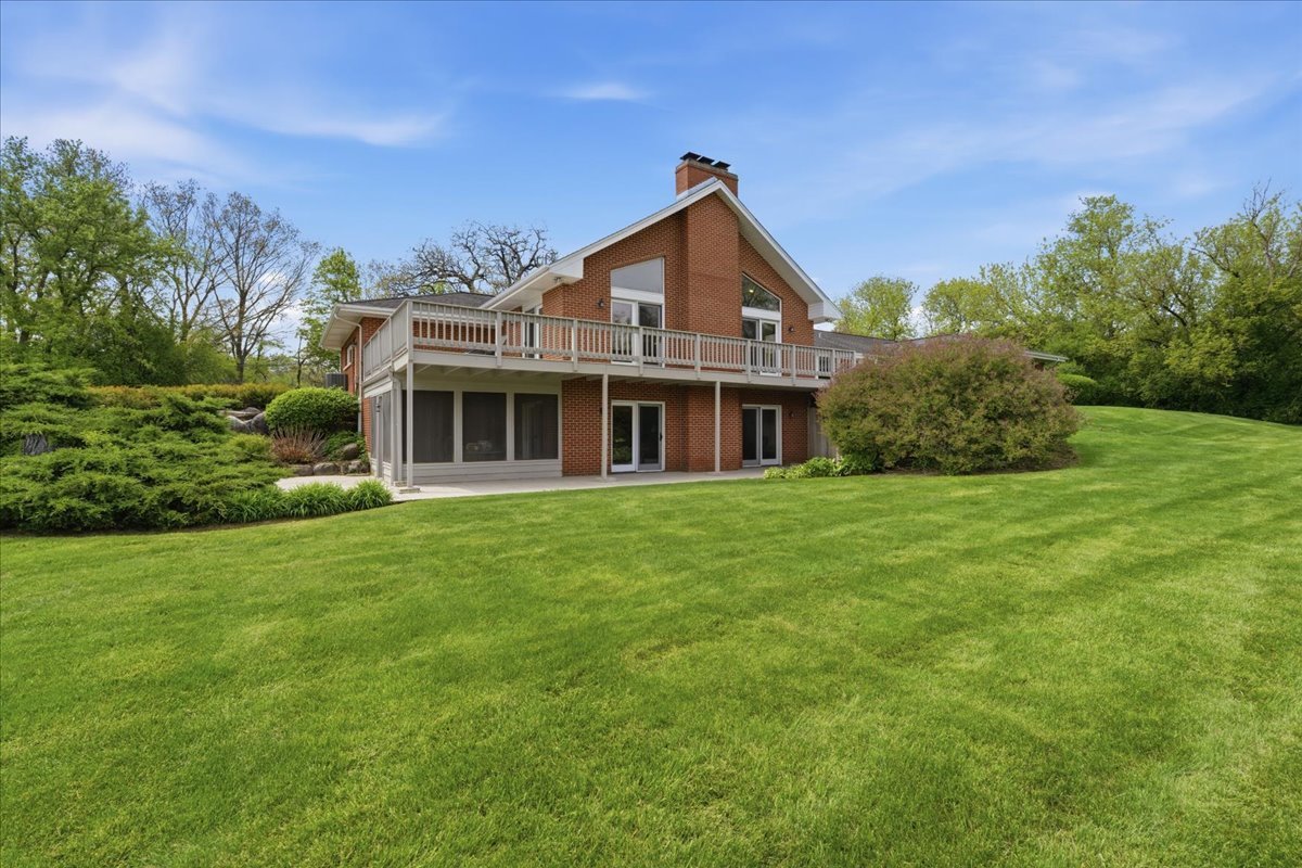 520 Merri Oaks Road Barrington Hills, IL 60010 - Photo 4 of 43 a front view of house with yard and green space