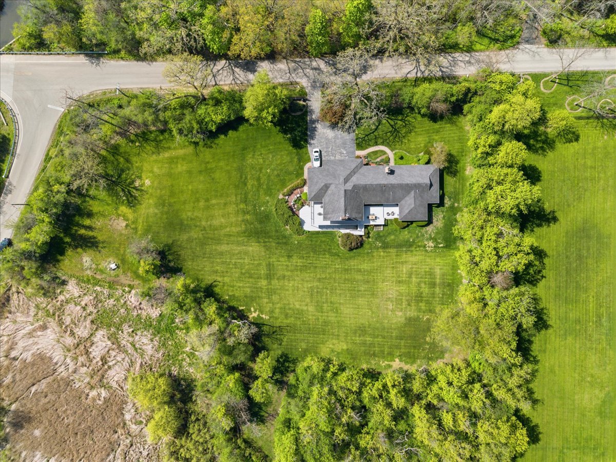 520 Merri Oaks Road Barrington Hills, IL 60010 - Photo 41 of 43 an aerial view of residential houses with outdoor space and trees