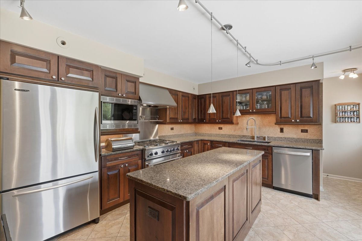 520 Merri Oaks Road Barrington Hills, IL 60010 - Photo 8 of 43 a kitchen with stainless steel appliances granite countertop a refrigerator a stove a sink dishwasher and a refrigerator with wooden floor