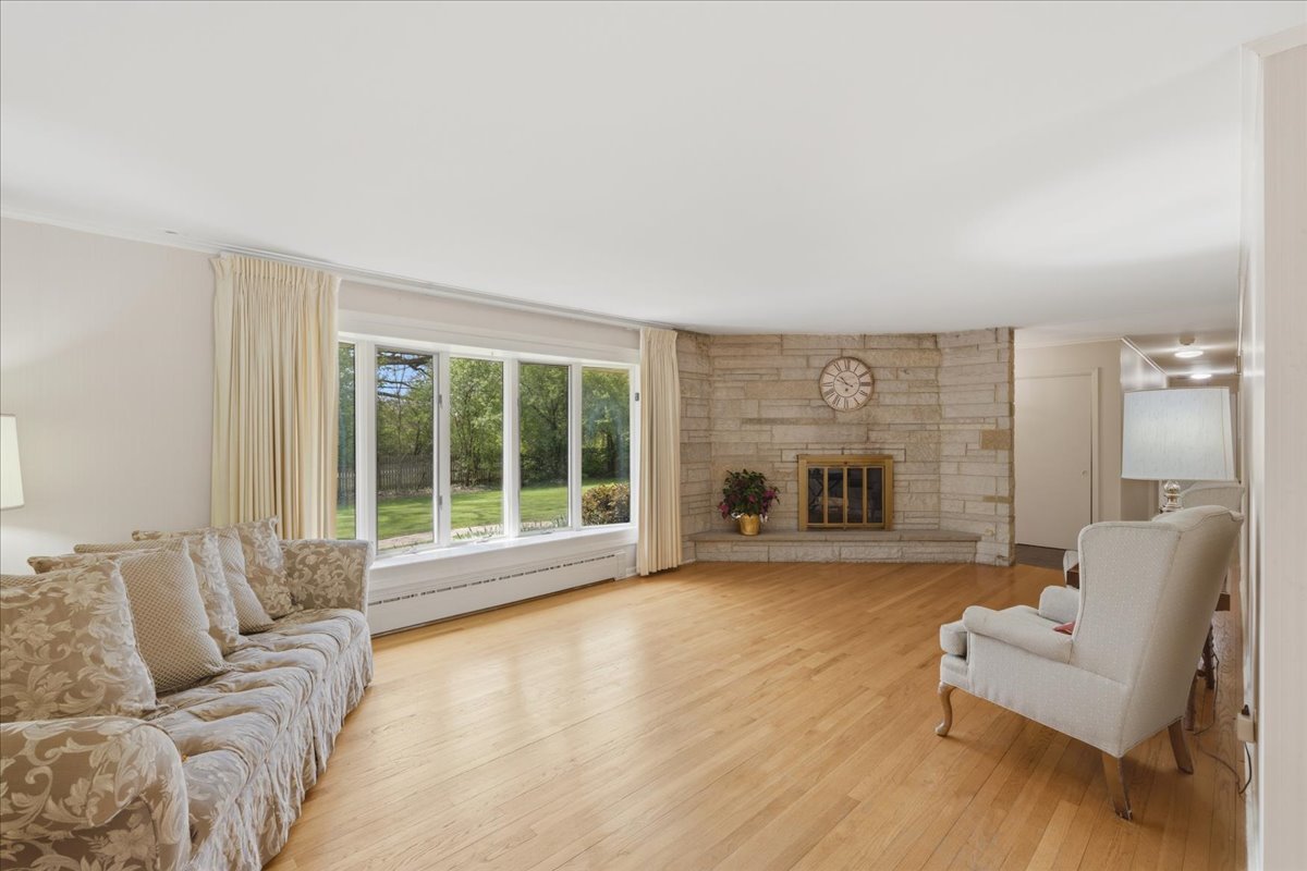 520 Merri Oaks Road Barrington Hills, IL 60010 - Photo 9 of 43 a living room with furniture and a fireplace