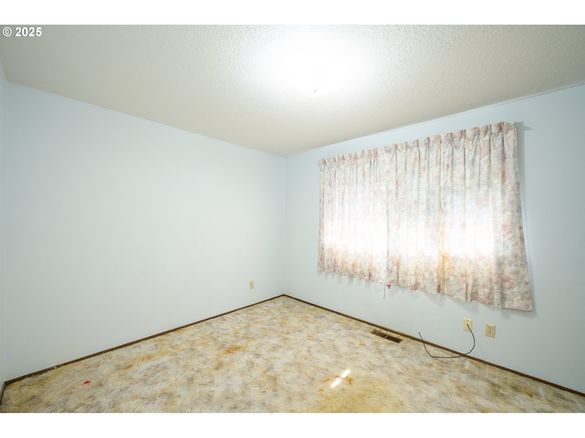 210 South Church Street Newberg, OR 97132 - Photo 13 of 34 an empty room with windows