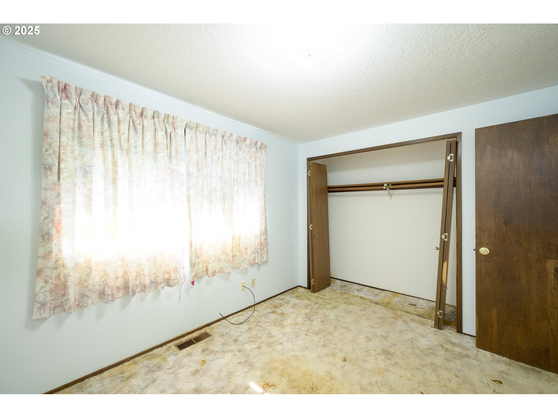 210 South Church Street Newberg, OR 97132 - Photo 14 of 34 a view of an empty room and window