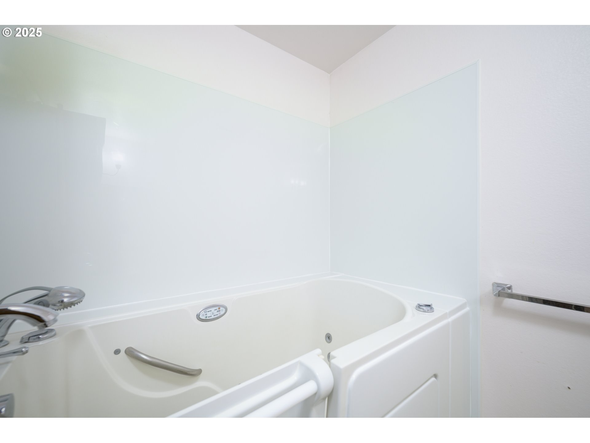 210 South Church Street Newberg, OR 97132 - Photo 16 of 34 a bathroom with a bathtub