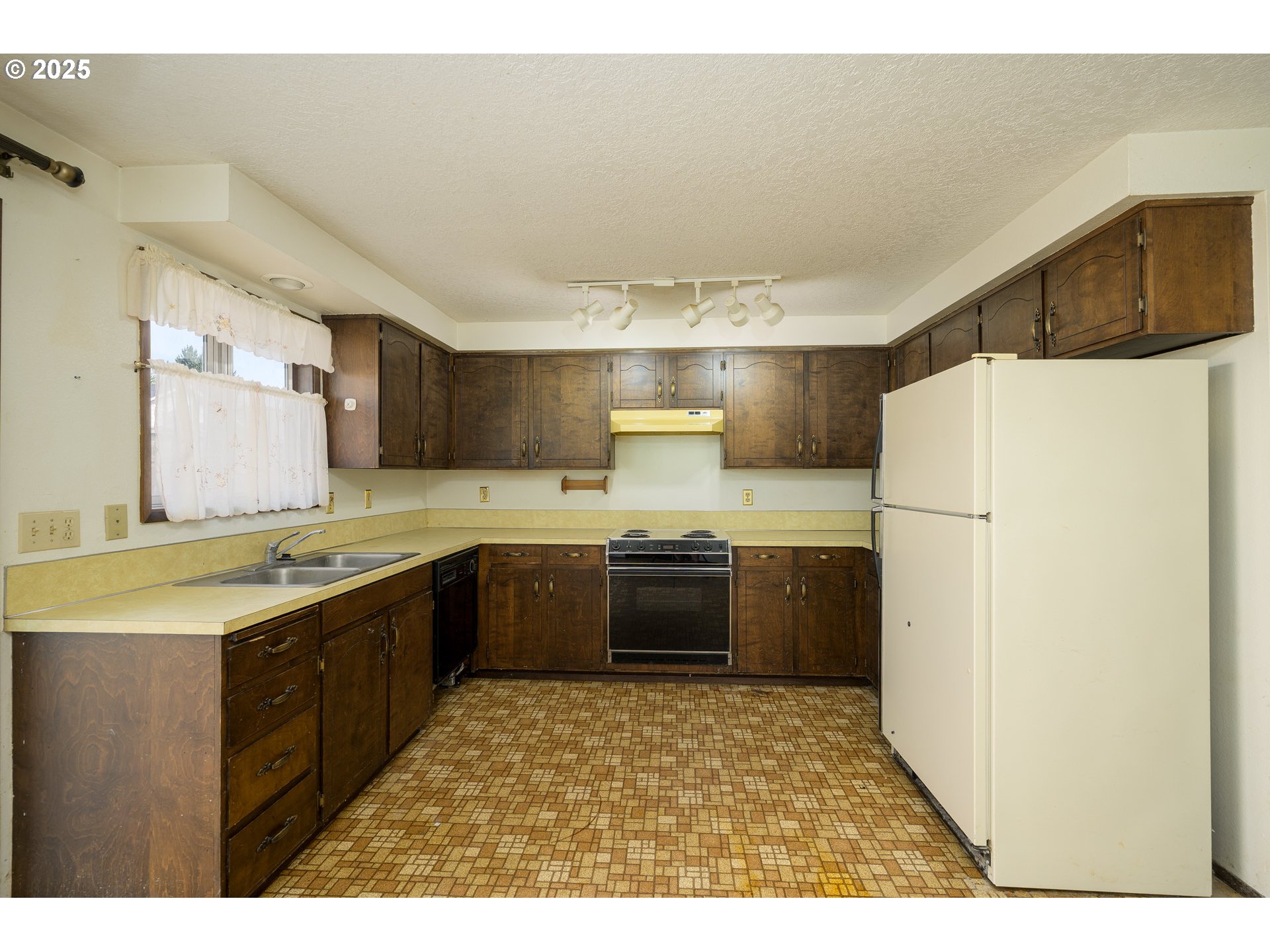 210 South Church Street Newberg, OR 97132 - Photo 4 of 34 a large kitchen with a refrigerator and a sink