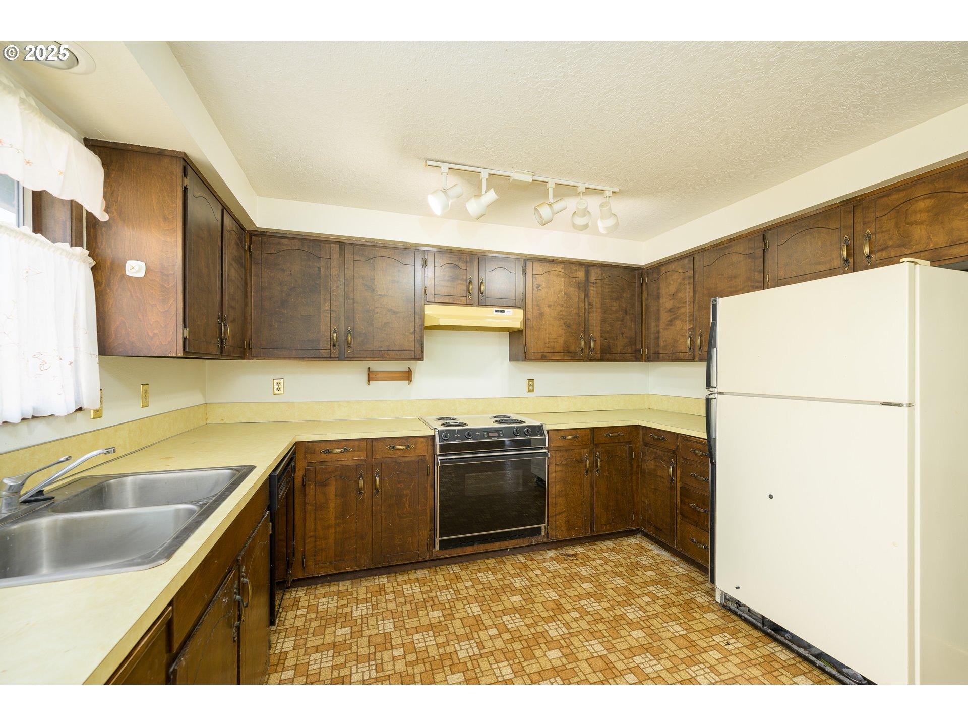 210 South Church Street Newberg, OR 97132 - Photo 5 of 34 a kitchen with a sink stove and refrigerator