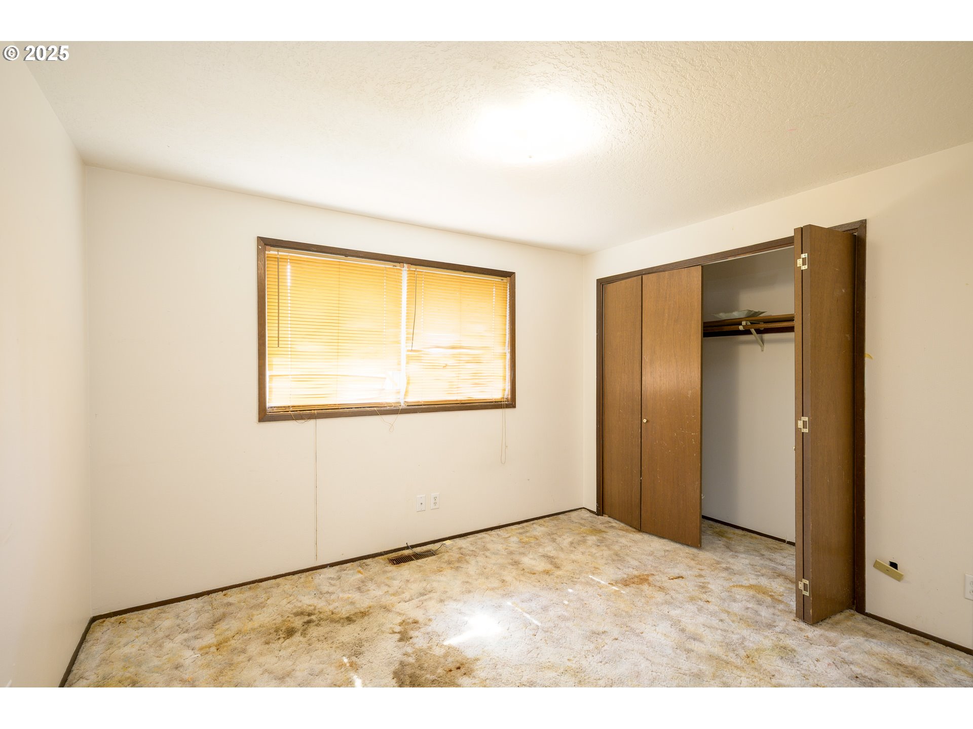 210 South Church Street Newberg, OR 97132 - Photo 10 of 34 a view of an empty room and window