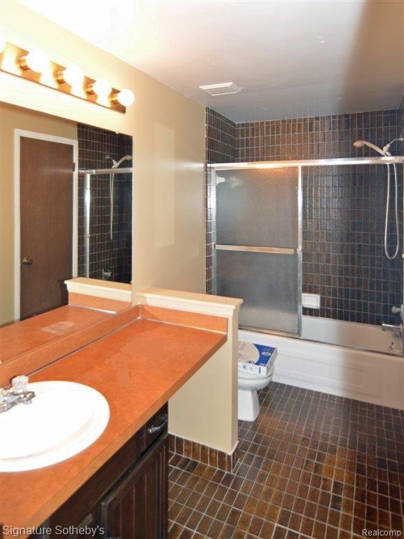 17 Kirks Court, Unit 64 Rochester, MI 48309 - Photo 7 of 10 17 KirksMainBath.jpg