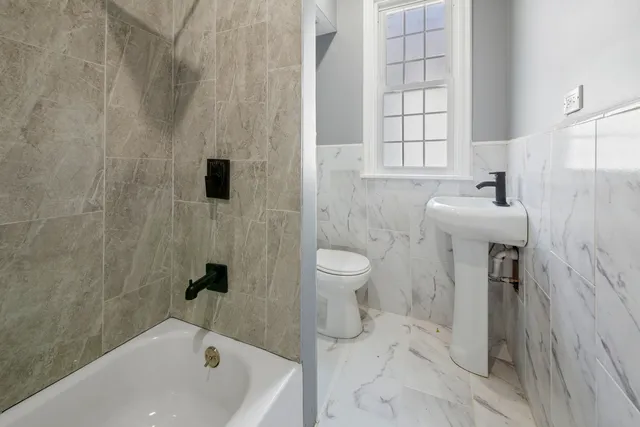 $2,300 | 4251 North Lawndale Avenue, Unit 2, Chicago, IL 60618