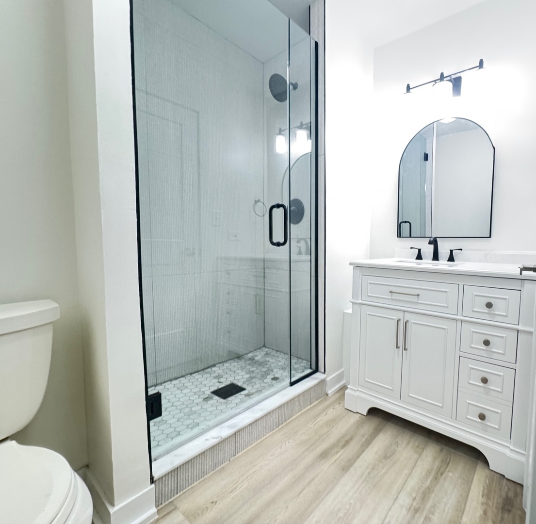 6147 North Sheridan Road, Unit 7A Chicago, IL 60660 - Photo 11 of 14 a bathroom with a double vanity sink toilet and shower