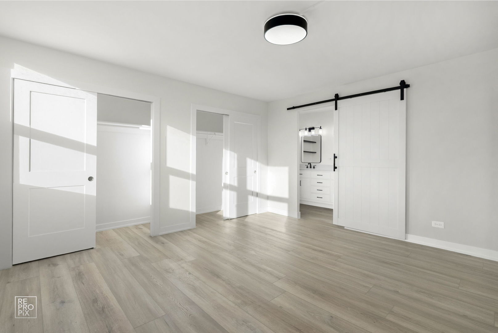 6147 North Sheridan Road, Unit 7A Chicago, IL 60660 - Photo 6 of 14 an empty room with wooden floor and windows