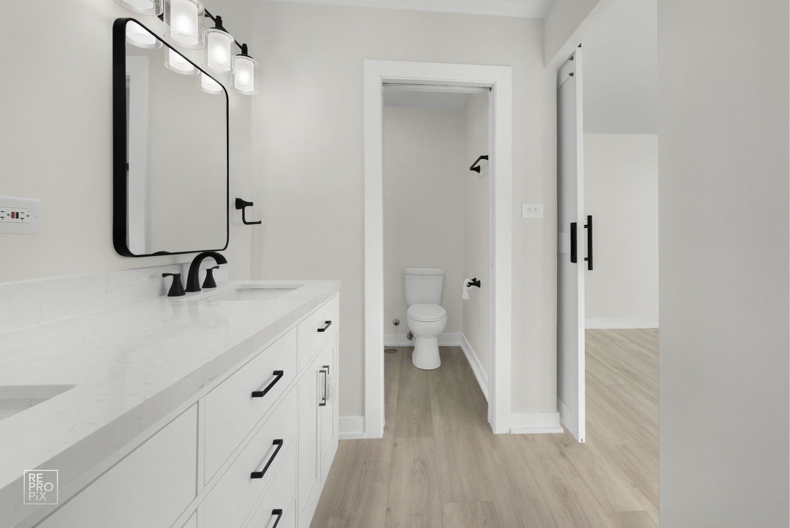 6147 North Sheridan Road, Unit 7A Chicago, IL 60660 - Photo 8 of 14 a bathroom with a sink and a mirror