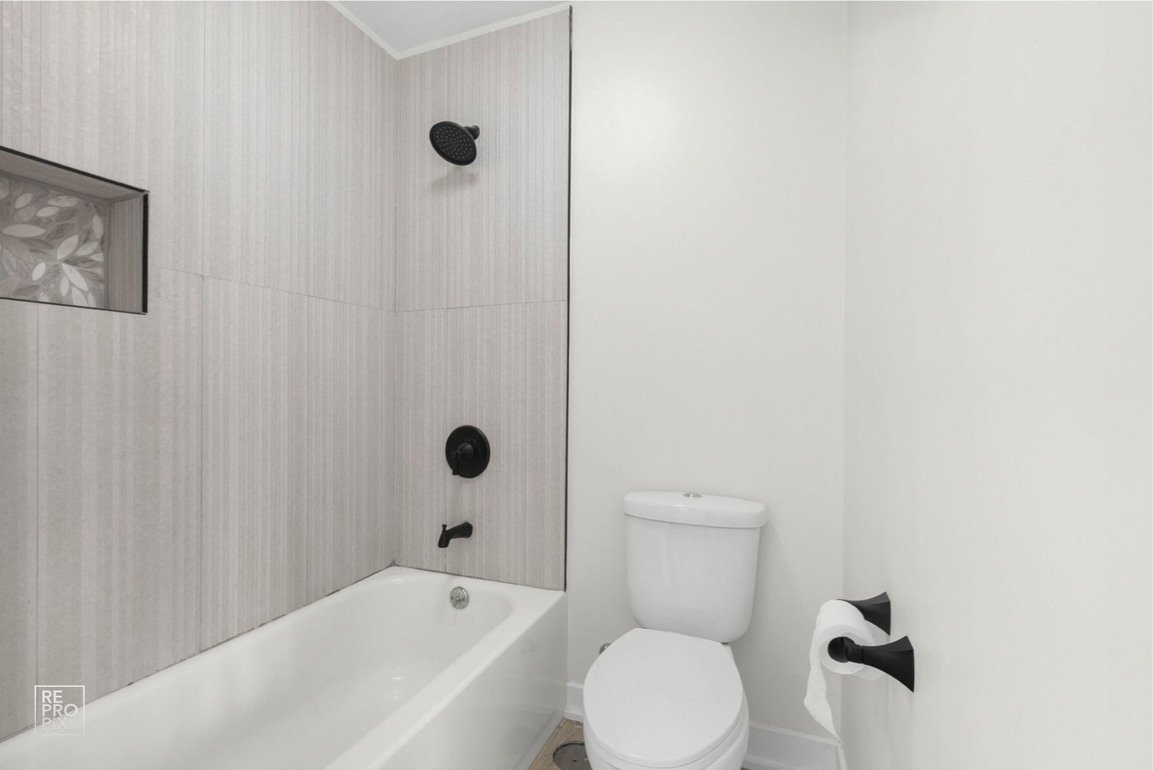 6147 North Sheridan Road, Unit 7A Chicago, IL 60660 - Photo 9 of 14 a bathroom with a toilet and a bathtub