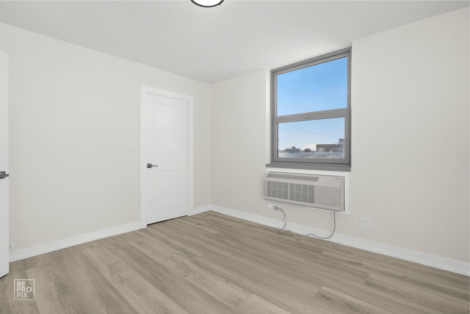 6147 North Sheridan Road, Unit 7A Chicago, IL 60660 - Photo 10 of 14 a view of empty room with wooden floor