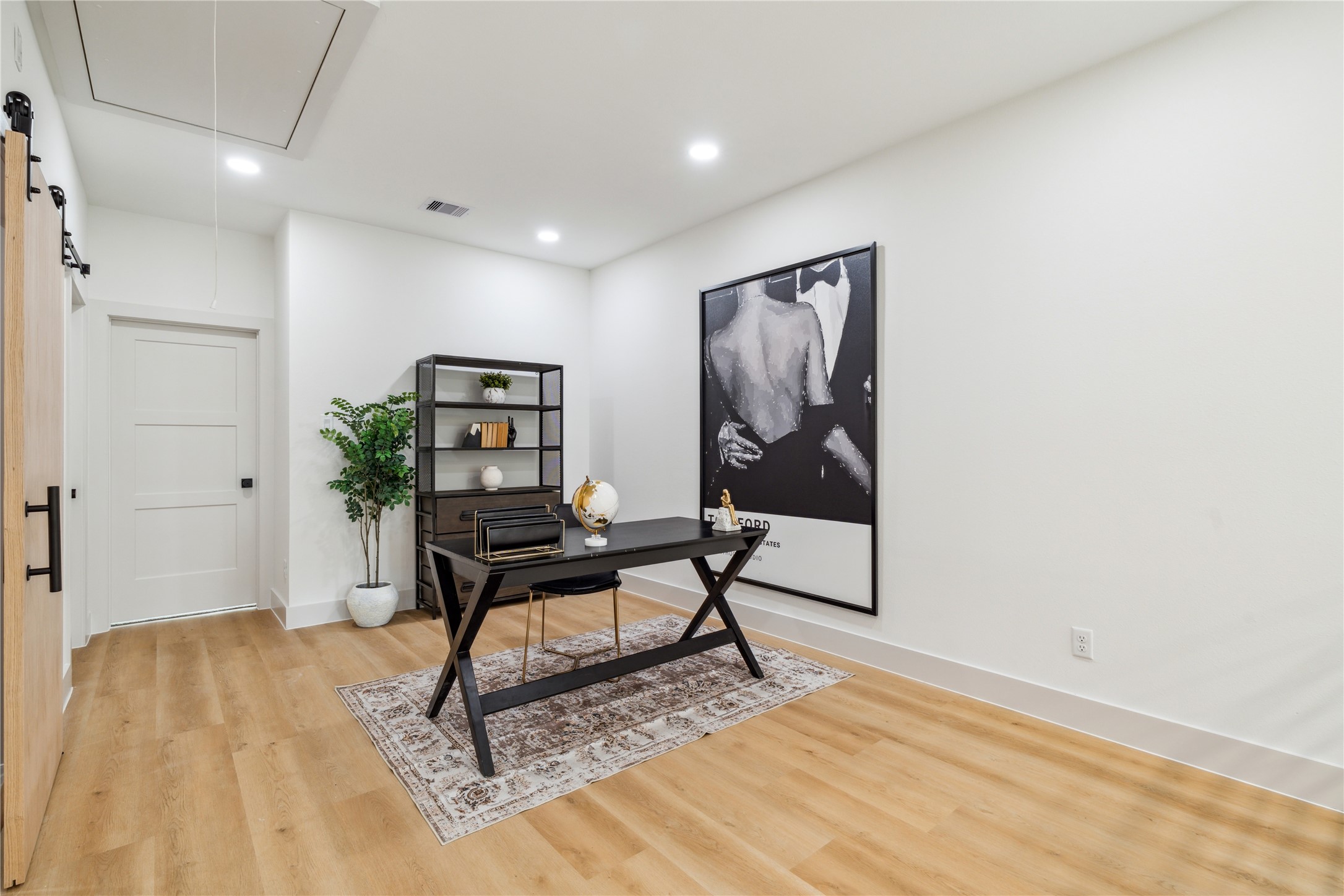 3415 Stonewall Street Houston, TX 77020 - Photo 27 of 50 Let your lifestyle lead—this versatile flex space is ideal for a home office, game room, reading lounge, or creative studio. Like a chameleon, it offers the ultimate freedom to adapt to your needs.