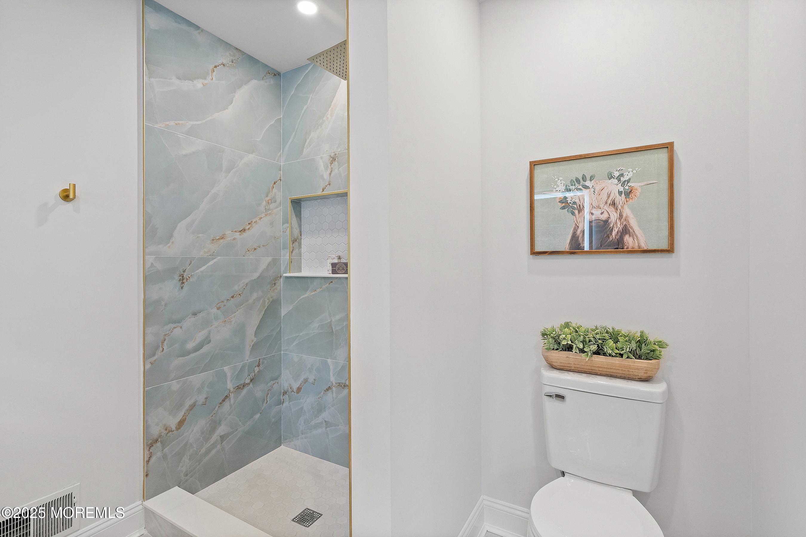 28 Tulip Court Howell, NJ 07731 - Photo 17 of 25 WhatsApp Image 2025-12-15 at 19.32.51 (5