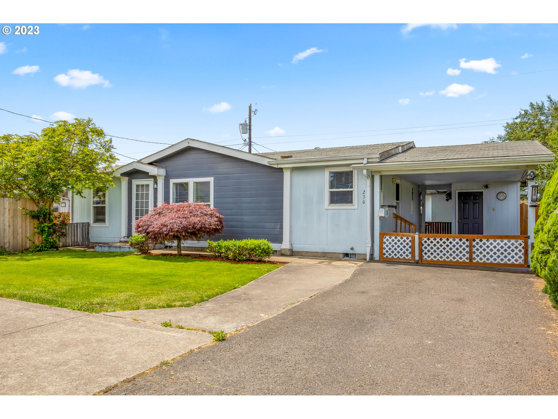 230 19th Street Springfield, OR 97477 - Photo 2 of 34 a front view of a house with a garden and yard