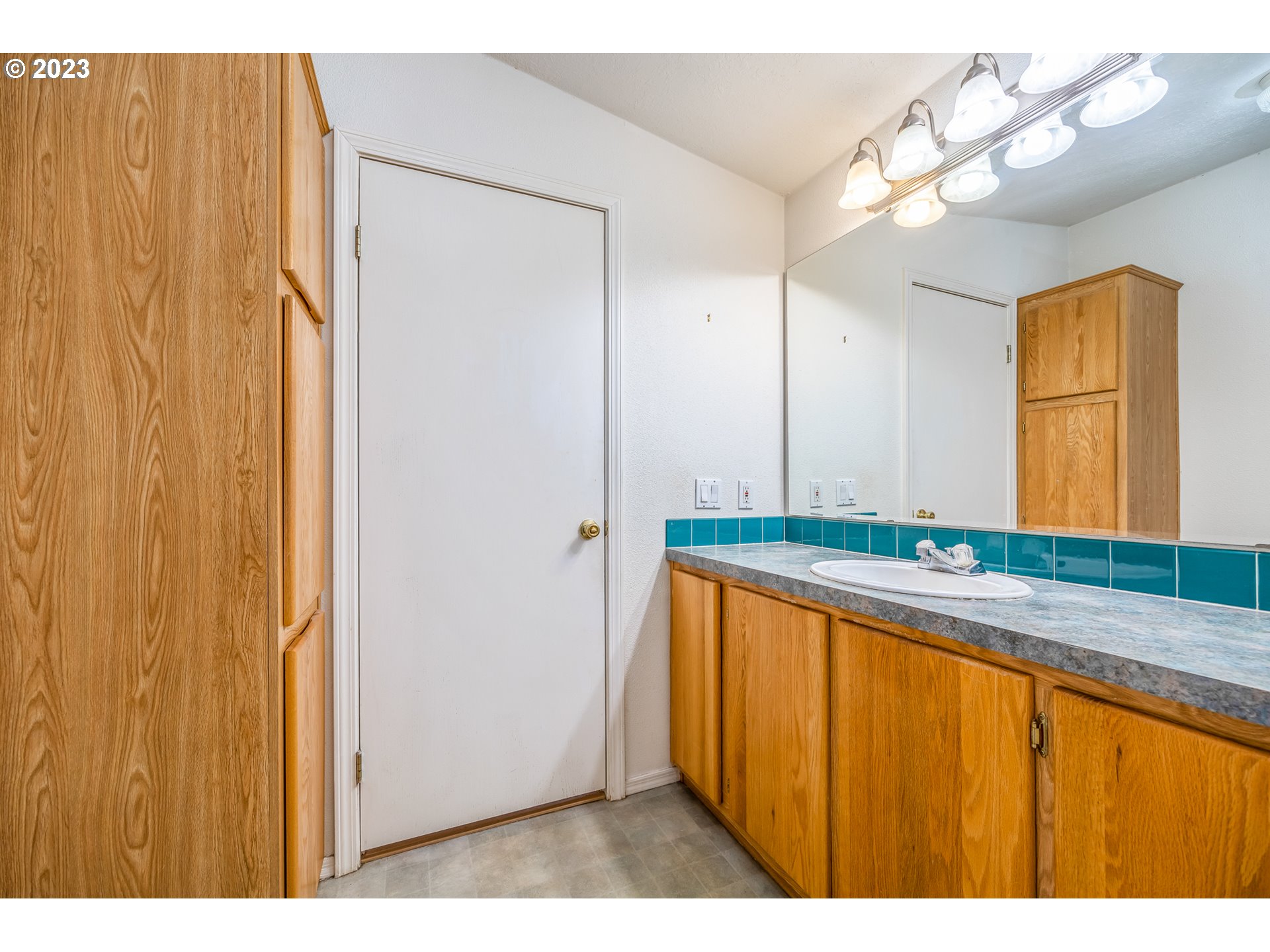 230 19th Street Springfield, OR 97477 - Photo 21 of 34 a bathroom with a sink a mirror and a bathtub