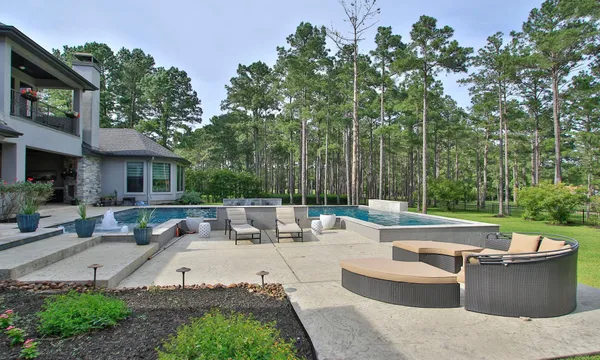 a view of a swimming pool with seating space