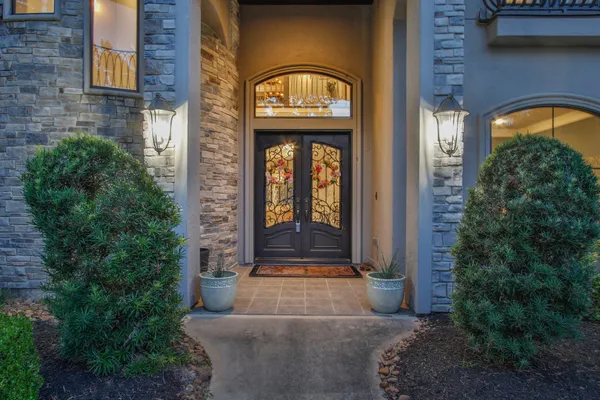 a view of an entryway with a livingroom