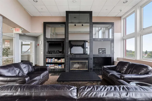 a picture of a wall with a white wall