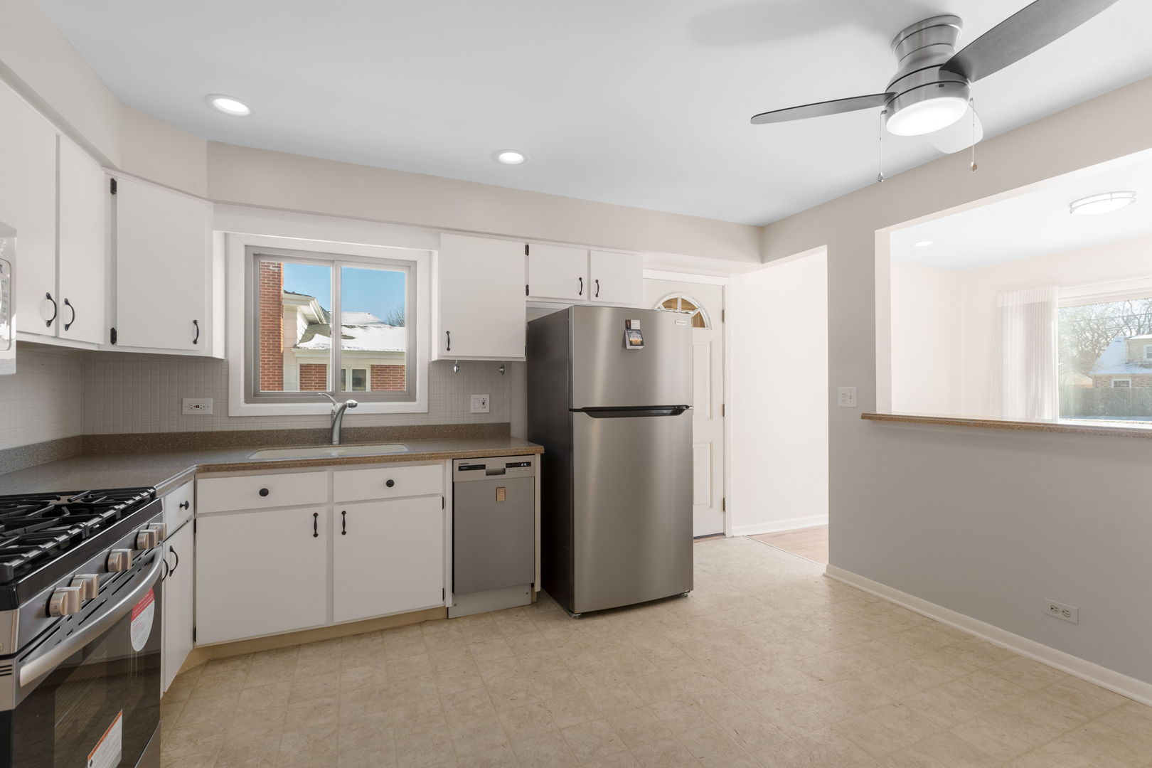 1042 West Central Road Mount Prospect, IL 60056 - Photo 6 of 18