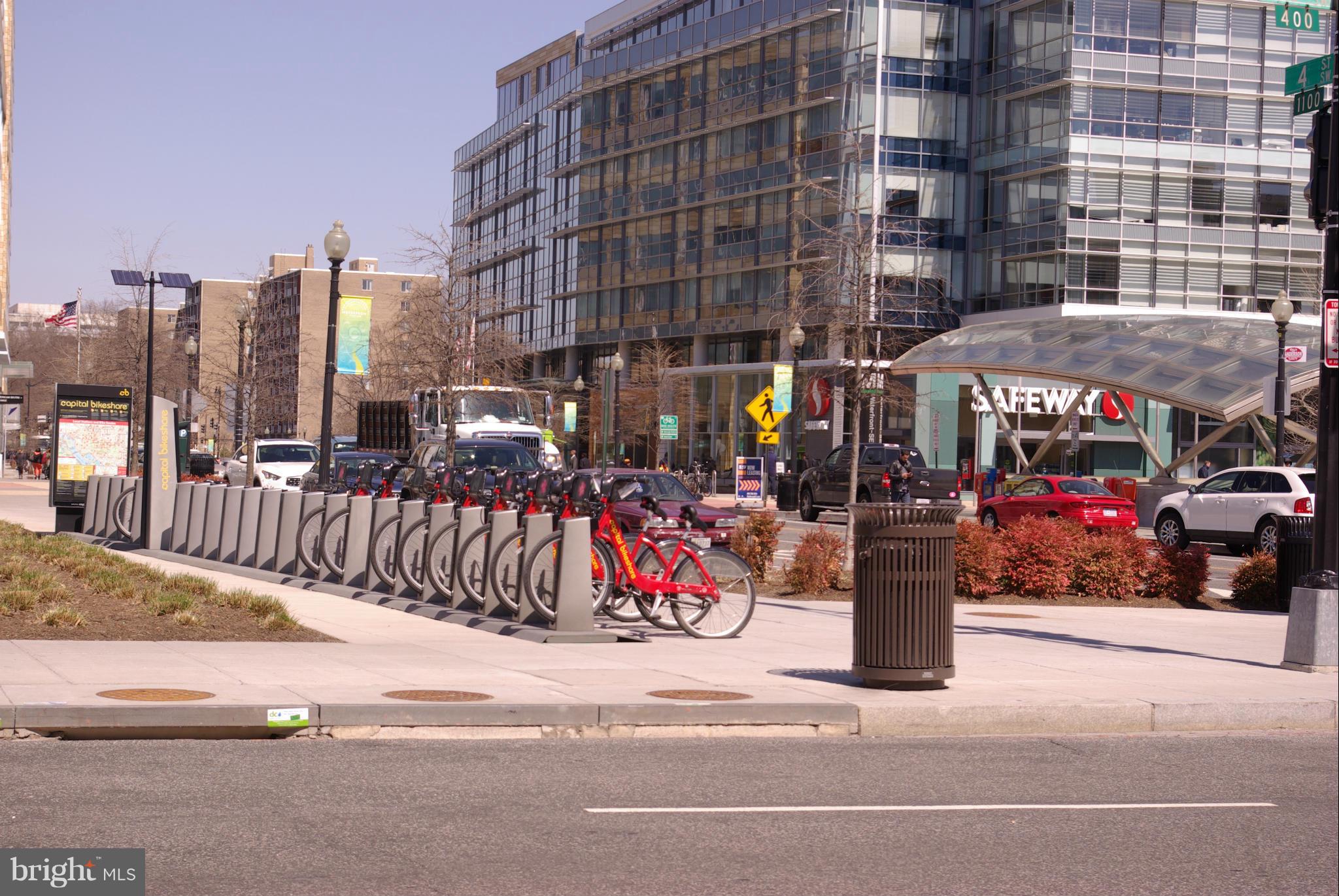 609 G Street Southwest Washington, DC 20024 - Photo 29 of 30 CapBikeshare and new Safeway 3 blks
