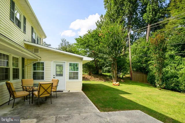 a view of a house with backyard and porch