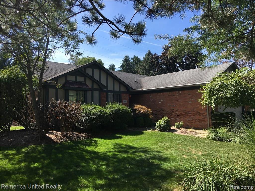 930 Dahlia Lane Rochester Hills, MI 48307 - Photo 2 of 32