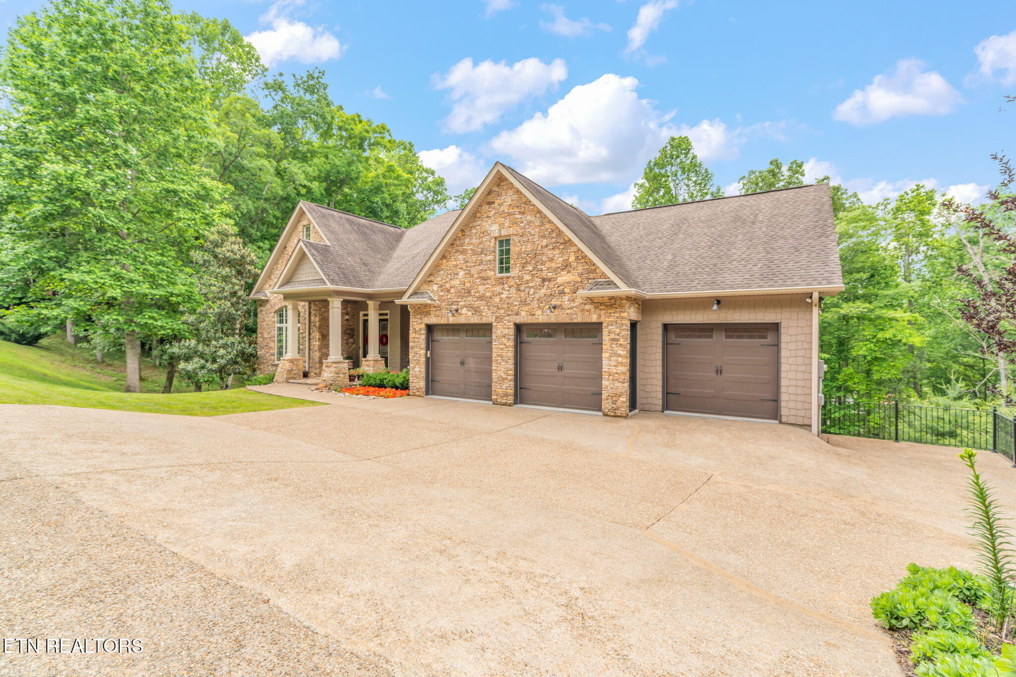 111 Winchester Circle Oak Ridge, TN 37830 - Photo 5 of 60 10-web-or-mls-111 Winchester Circle-11