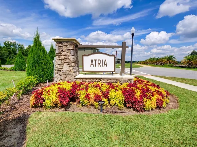 a sign that is sitting in the middle of the grass