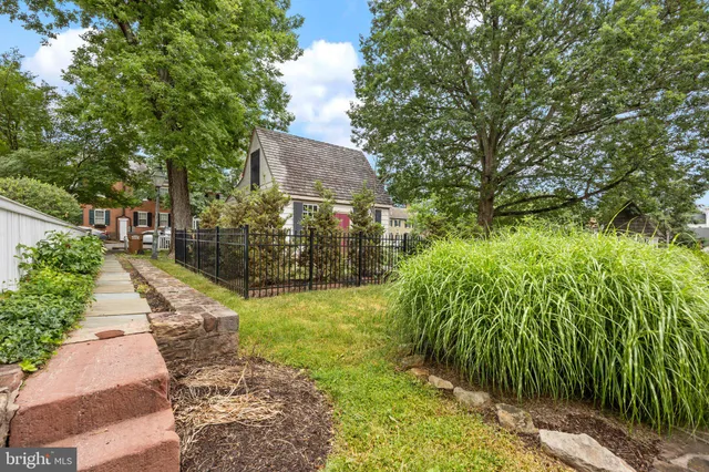 a view of a house with backyard and garden