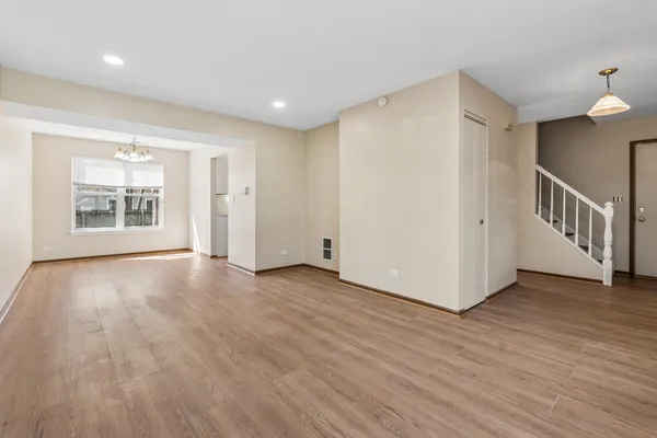 $2,850 | 1317 Spalding Drive, Mundelein, IL 60060