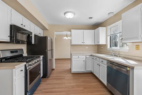 $2,850 | 1317 Spalding Drive, Mundelein, IL 60060