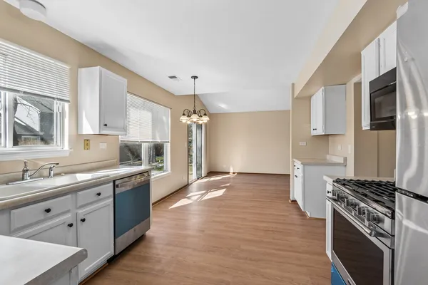 $2,850 | 1317 Spalding Drive, Mundelein, IL 60060