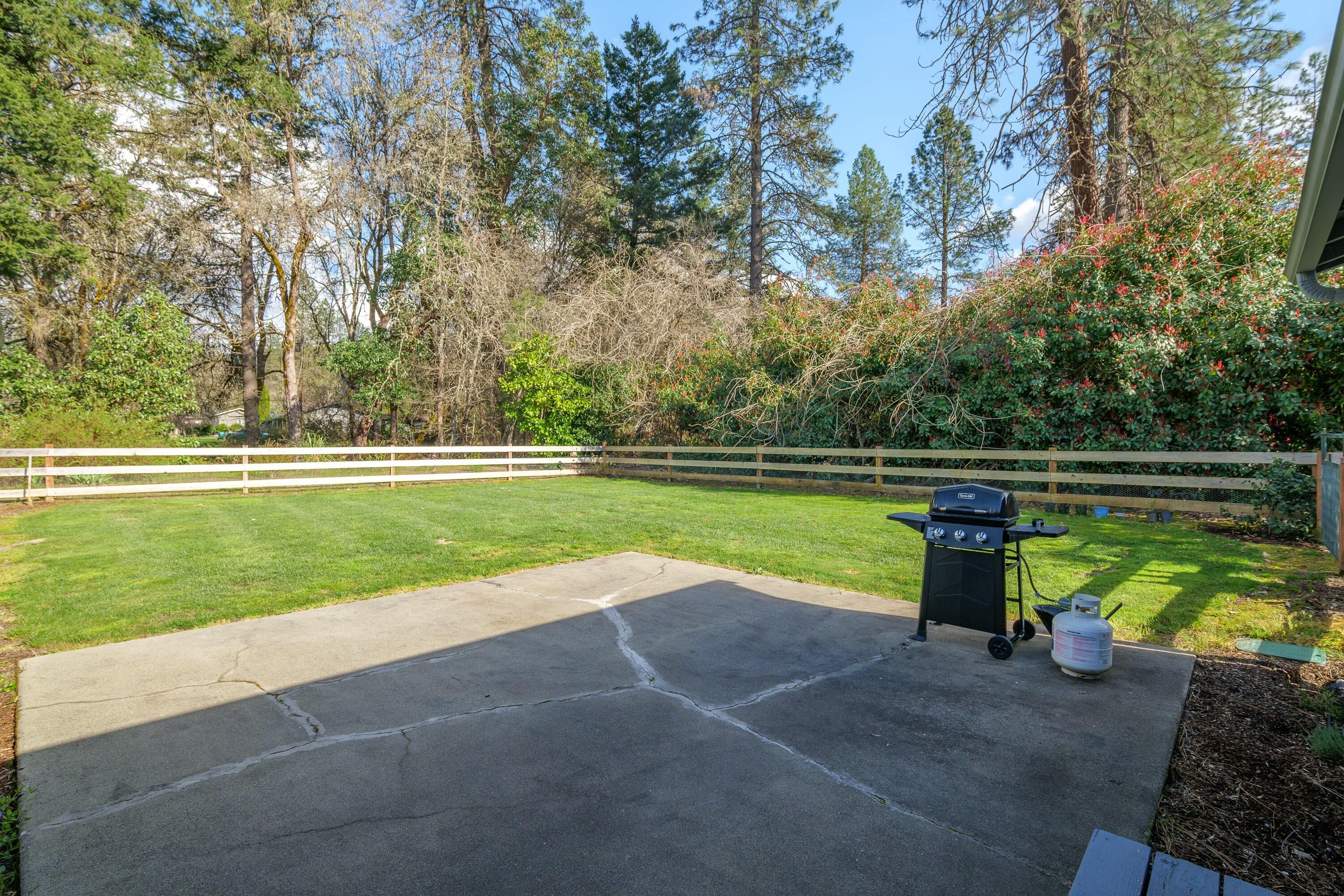 111 Espey Road Grants Pass, OR 97527 - Photo 34 of 48 Fenced backyard
