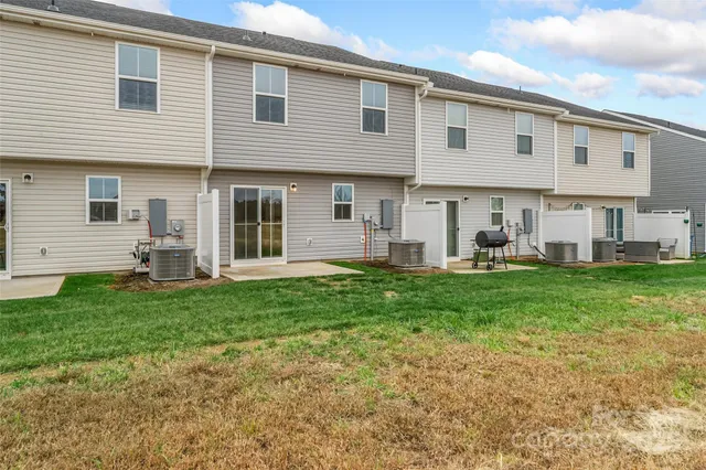 a view of a house with backyard